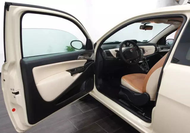 LANCIA Ypsilon 1.4 16V Platino (4 os.)