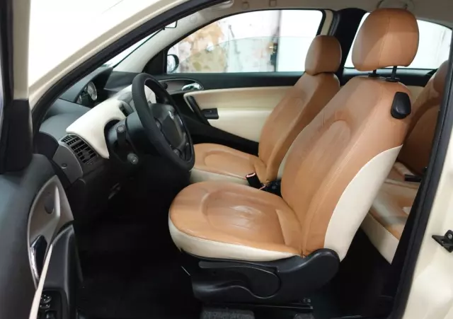 LANCIA Ypsilon 1.4 16V Platino (4 os.)