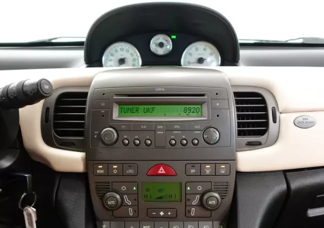 LANCIA Ypsilon 1.4 16V Platino (4 os.)