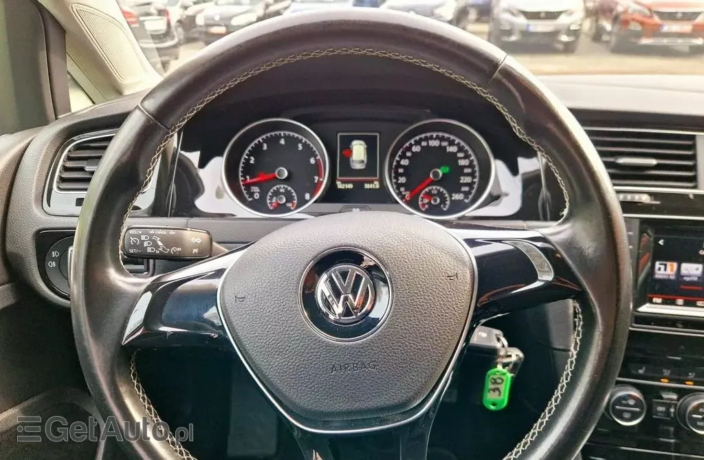 VOLKSWAGEN Golf 