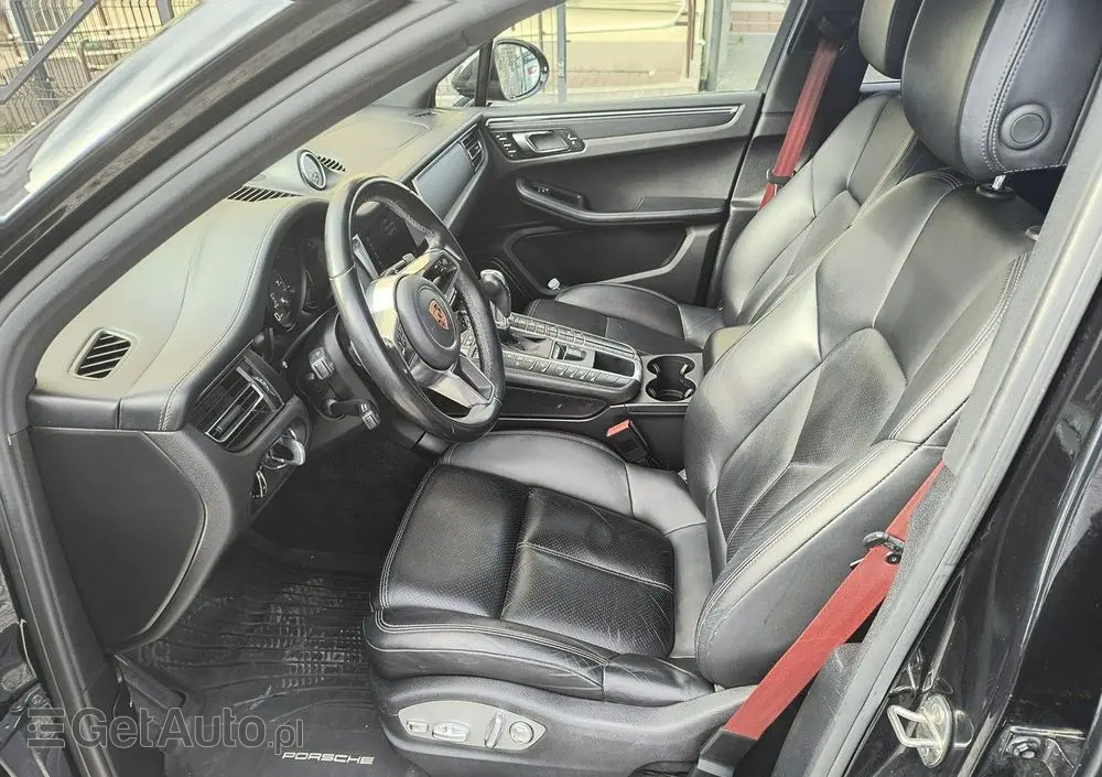 PORSCHE Macan 