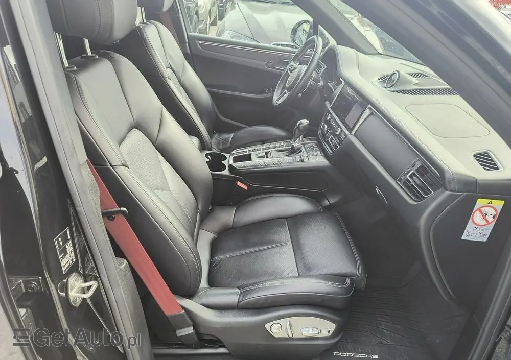 PORSCHE Macan 