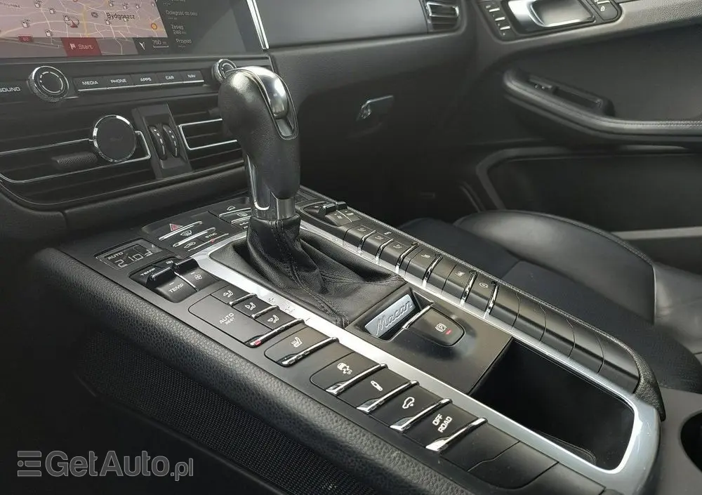 PORSCHE Macan 