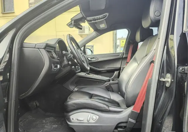 PORSCHE Macan 