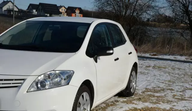 TOYOTA Auris 