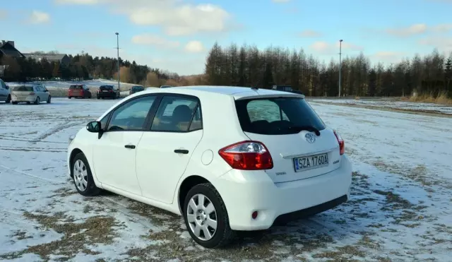 TOYOTA Auris 