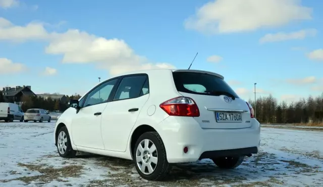 TOYOTA Auris 