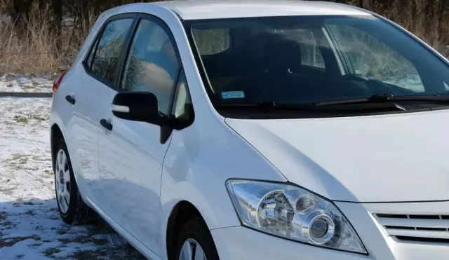 TOYOTA Auris 
