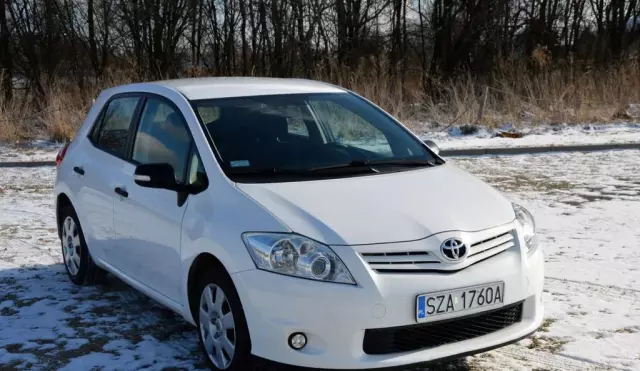 TOYOTA Auris 