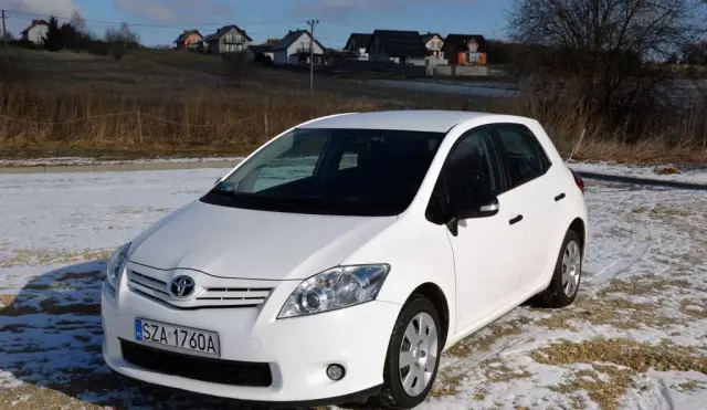 TOYOTA Auris 