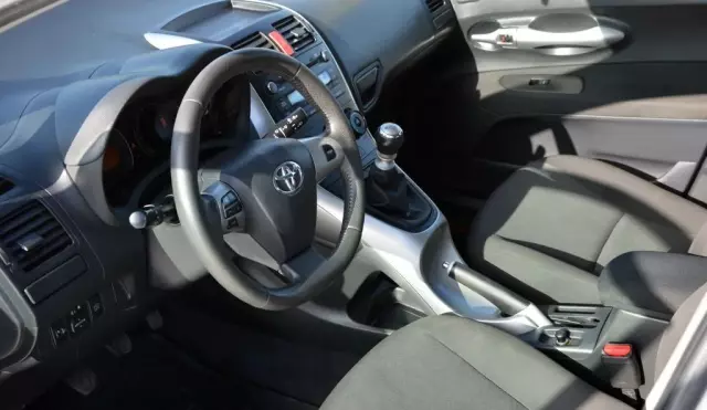 TOYOTA Auris 