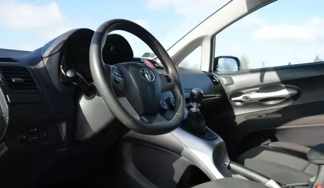 TOYOTA Auris 