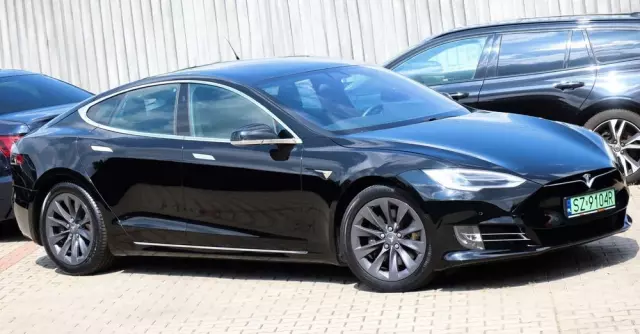TESLA Model S Dual Motor Allradantrieb