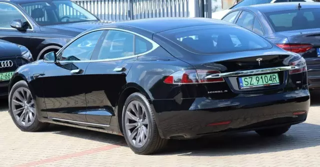 TESLA Model S Dual Motor Allradantrieb