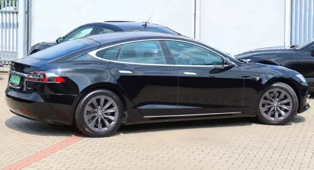 TESLA Model S Dual Motor Allradantrieb