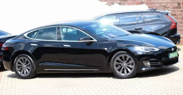 TESLA Model S Dual Motor Allradantrieb