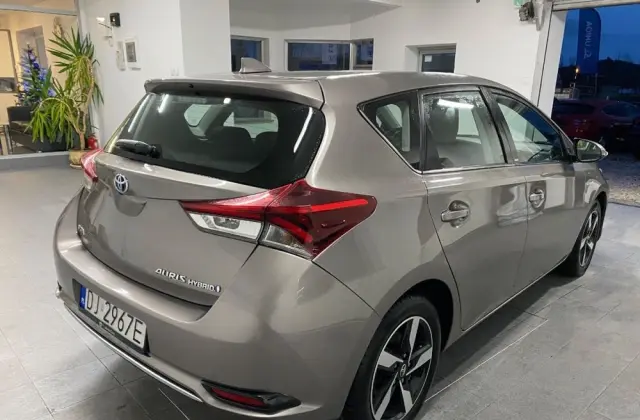 TOYOTA Auris 