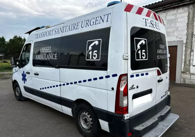 RENAULT MASTER VEGAS AMBULANCE 