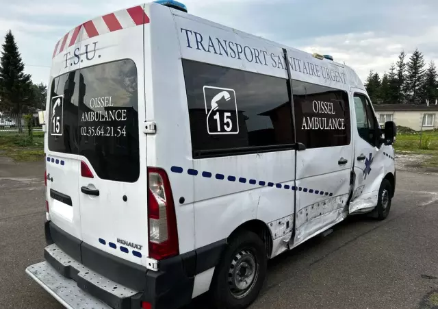 RENAULT MASTER VEGAS AMBULANCE 