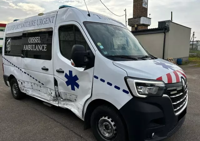 RENAULT MASTER VEGAS AMBULANCE 