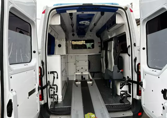 RENAULT MASTER VEGAS AMBULANCE 