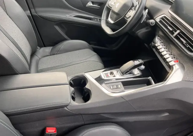 PEUGEOT 3008 225 e-EAT8 Allure