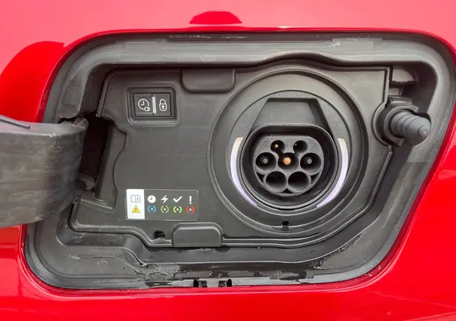 PEUGEOT 3008 225 e-EAT8 Allure