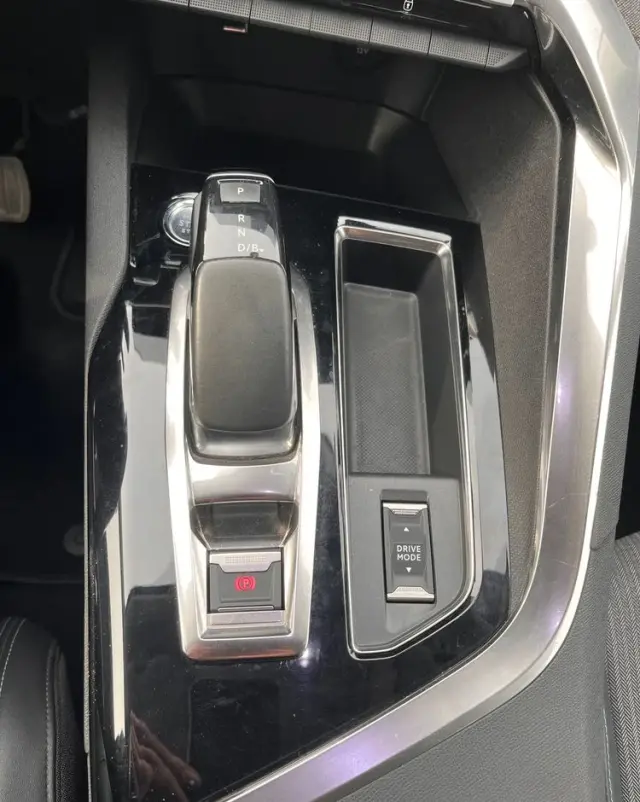 PEUGEOT 3008 225 e-EAT8 Allure