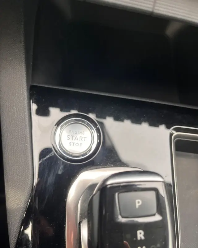 PEUGEOT 3008 225 e-EAT8 Allure