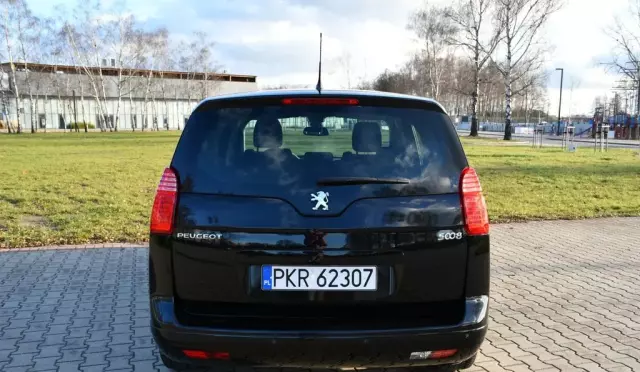 PEUGEOT 5008 