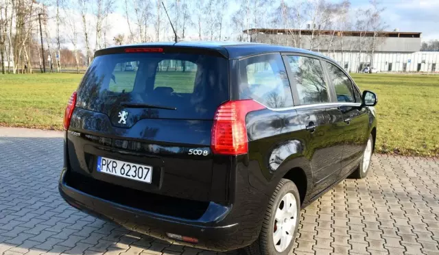 PEUGEOT 5008 