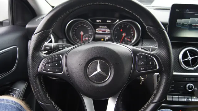 MERCEDES-BENZ A 180 PAKIET AMG