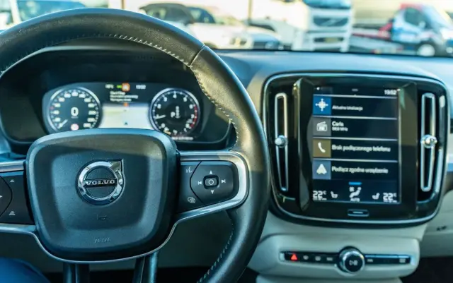 VOLVO XC 40 T5 AWD Geartronic Momentum Pro
