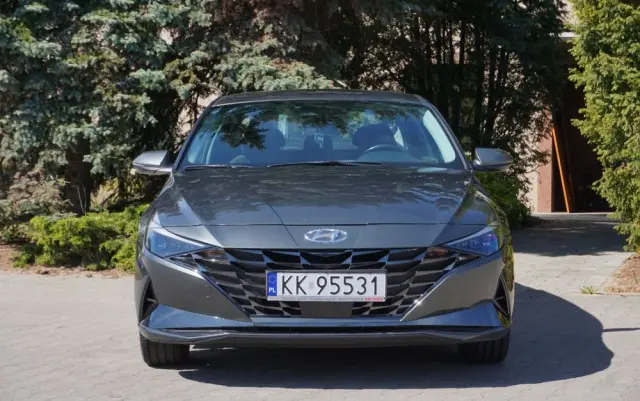 HYUNDAI Elantra 