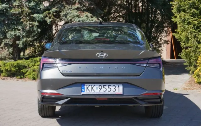 HYUNDAI Elantra 