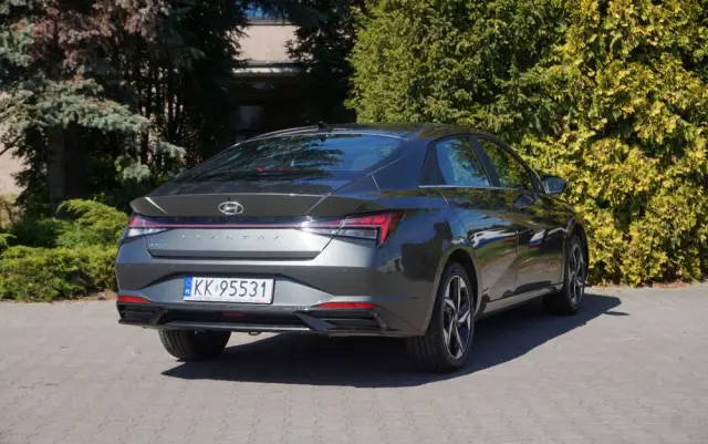 HYUNDAI Elantra 