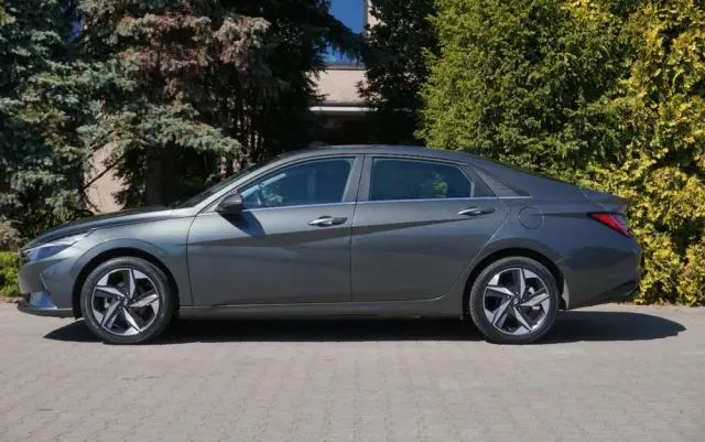 HYUNDAI Elantra 