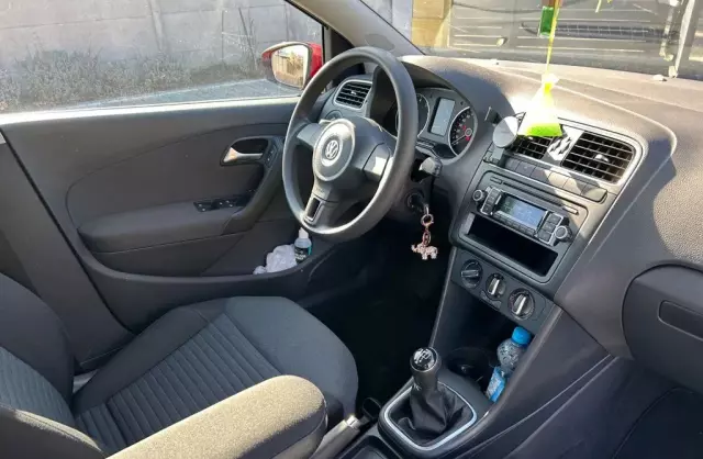 VOLKSWAGEN Polo 