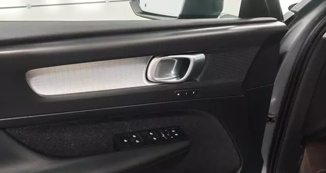 VOLVO XC 40 D3 R-Design