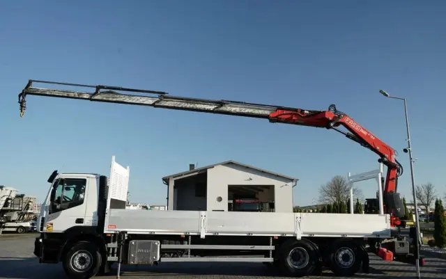 IVECO STRALIS 460 / 6X2 / SKRZYNIOWY 8,1 m + HDS FASSI. F185 MAX UDŹWIG 5 500 KG / STEROWANIE RADIOWE / ROTATOR / 