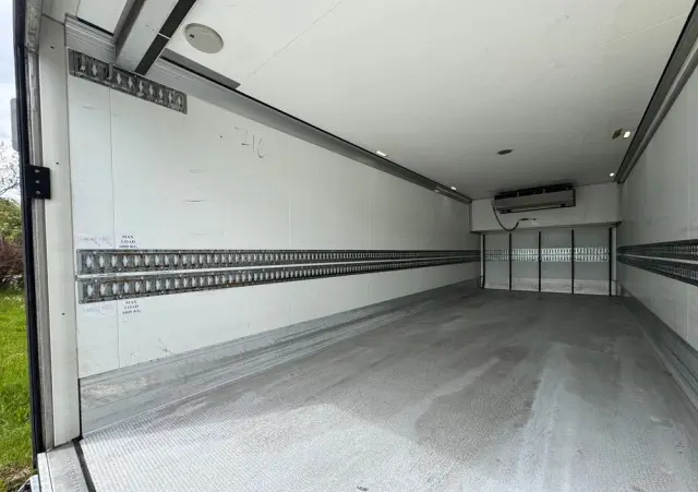 MERCEDES-BENZ ANTOS /1830/E 6/Chłodnia +Winda /18 Palet / Niski Przebieg122 Tys Km! 