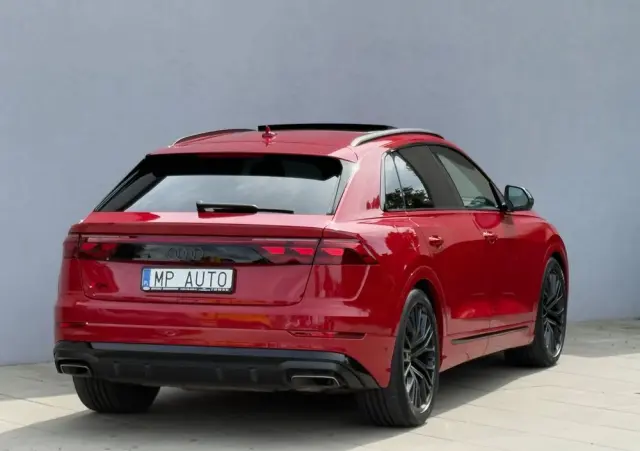 AUDI Q8 