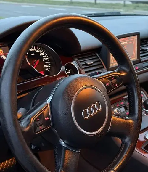 AUDI A8 