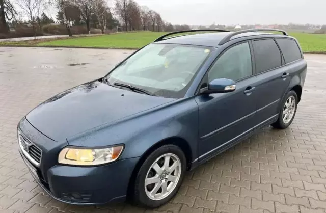 VOLVO V50 