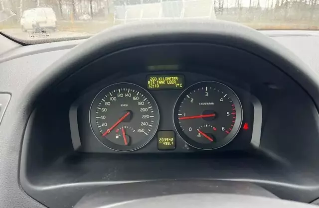 VOLVO V50 