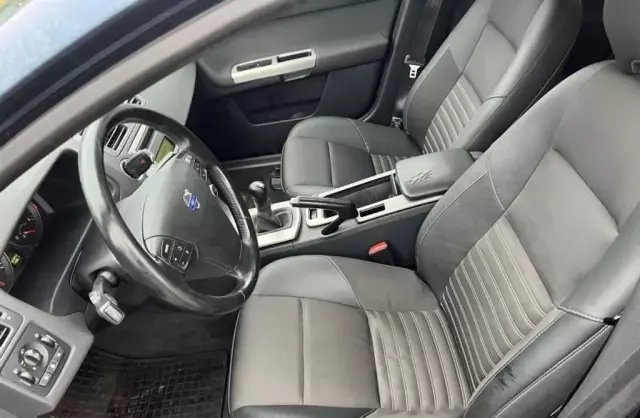 VOLVO V50 