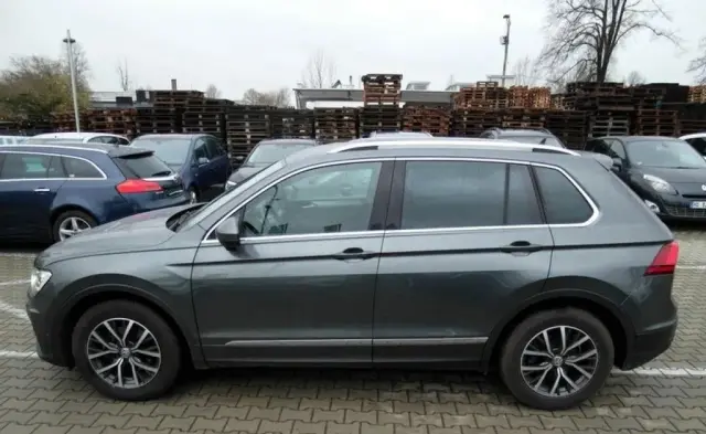VOLKSWAGEN Tiguan 