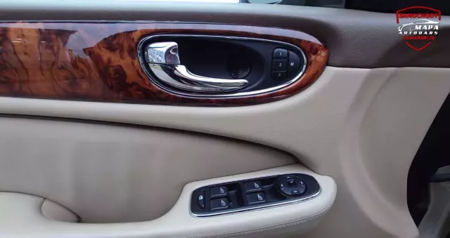 JAGUAR XJ 