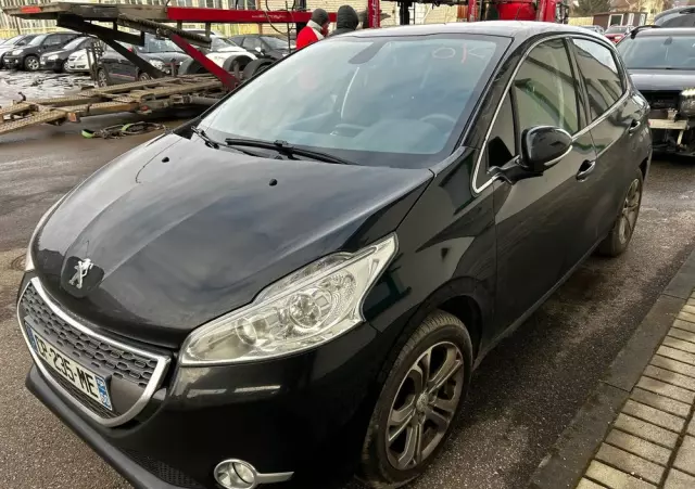PEUGEOT 208 