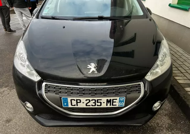 PEUGEOT 208 